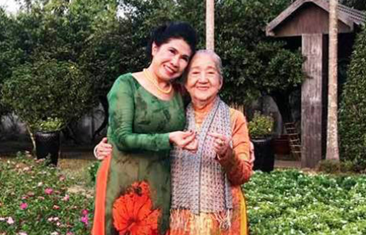 Đôi mắt mẹ hiền